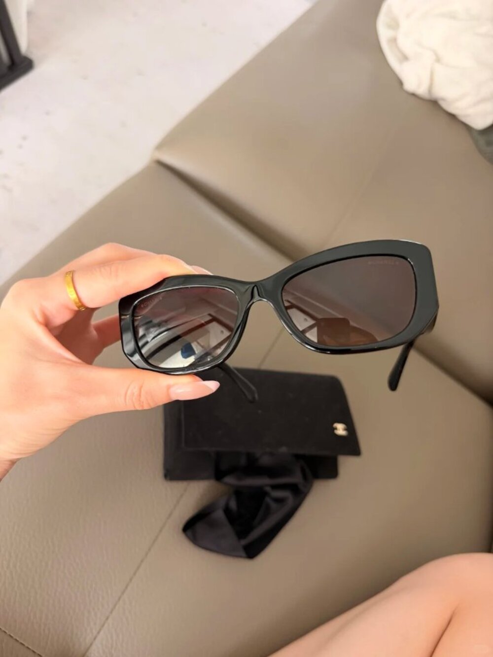 CHANEL CH5493 Black Sunglasses Gold CC Logo New Authentic - Picture 10 of 10
